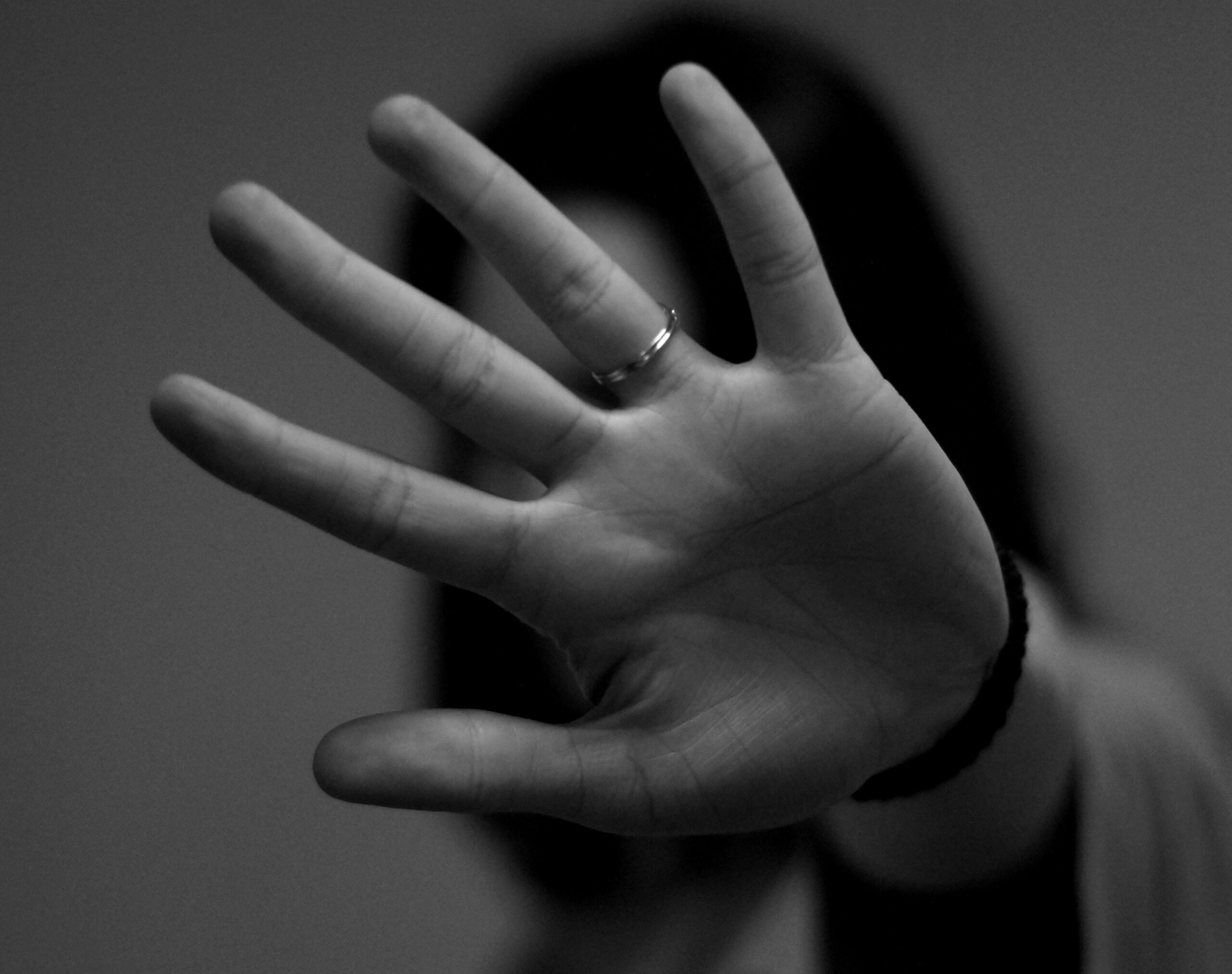 You are currently viewing Oser dire « non » : Pourquoi ce mot si simple est-il une révolution pour les femmes ?