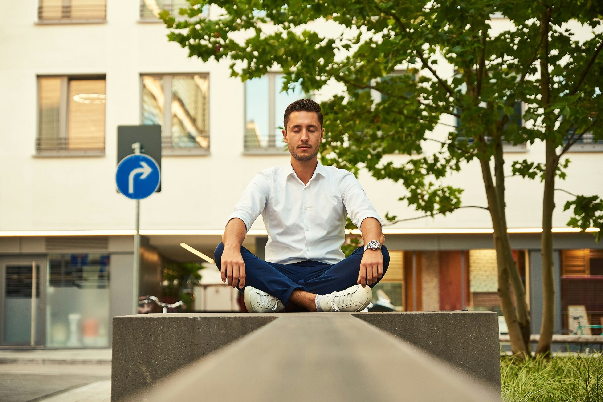 You are currently viewing La sophrologie en entreprise : le couteau suisse du bien-être au travail