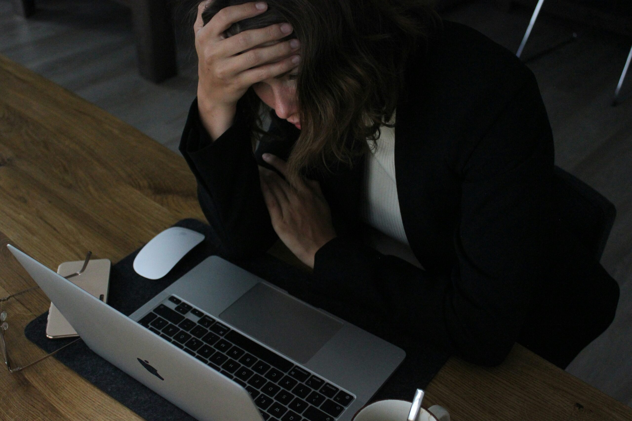 You are currently viewing Stress au travail : comment reconnaître les signes invisibles avant l&rsquo;épuisement ?